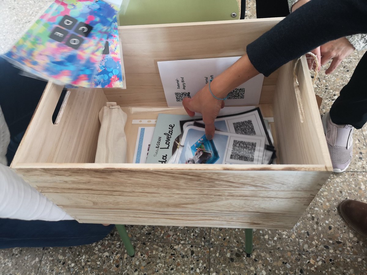 ESCmariafortuny's tweet photo. #Robòtica, #programació, #tinkering, #realitataugmentada... Són alguns dels continguts de les #capsesdaprenentatge 📦 #STEAM que treballarà l'alumnat de la comunitat dels grans.
📋 Proves i valoracions abans de presentar-les als grups.
#CodeWeek #CodeWeek2020 #CodeHour https://t.co/gpMies5QNx