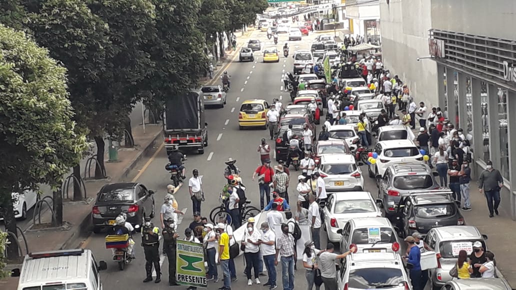 RadNalCo's tweet photo. #ReporteDelParo En Bucaramanga inicia la caravana de protestas liderada por el magisterio. Las manifestaciones iniciaron en la Puerta del Sol y en el Parque del Agua, luego se congregarán en la Gobernación de Santander.
📻 https://t.co/lG4i6V4CXH
📸: Radio Nacional. https://t.co/jrqmjHSnpq