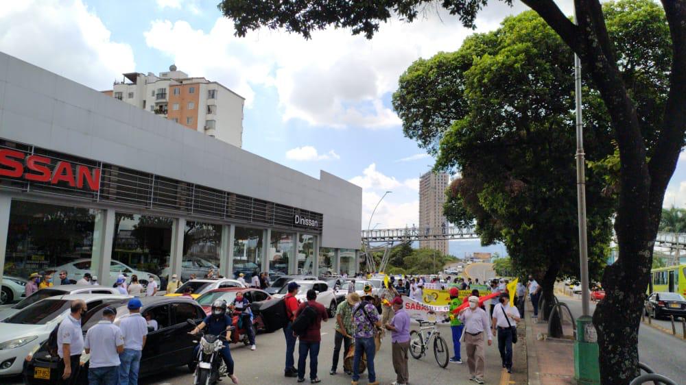 RadNalCo's tweet photo. #ReporteDelParo En Bucaramanga inicia la caravana de protestas liderada por el magisterio. Las manifestaciones iniciaron en la Puerta del Sol y en el Parque del Agua, luego se congregarán en la Gobernación de Santander.
📻 https://t.co/lG4i6V4CXH
📸: Radio Nacional. https://t.co/jrqmjHSnpq