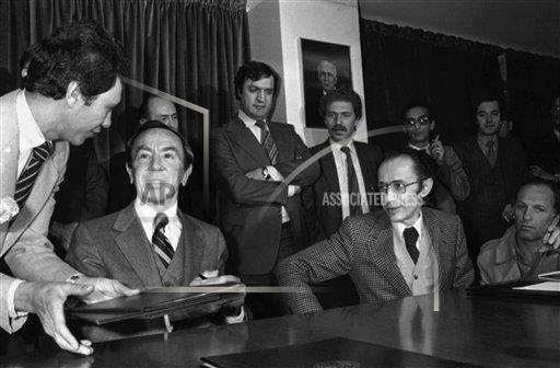 Oliver66Marty's tweet photo. 52 otages américains 🇺🇸 à l'aéroport d’#Alger 🇩🇿, libérés après 444 jours de captivité en Iran. janvier 1981
Vous voyez #WarrenChristopher (ministre américain des affaires extérieures 1993-1997 / deuxième mandat de Bill Clinton) https://t.co/syAlIDJfJx