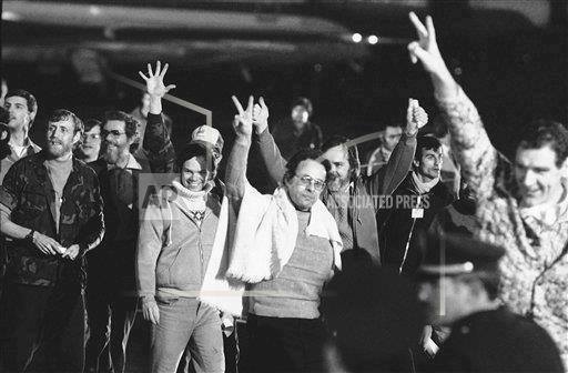 Oliver66Marty's tweet photo. 52 otages américains 🇺🇸 à l'aéroport d’#Alger 🇩🇿, libérés après 444 jours de captivité en Iran. janvier 1981
Vous voyez #WarrenChristopher (ministre américain des affaires extérieures 1993-1997 / deuxième mandat de Bill Clinton) https://t.co/syAlIDJfJx