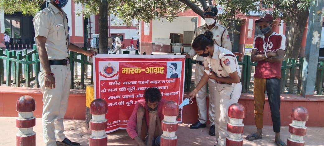 DMCentralDelhi's tweet photo. #Mask_Agrah and #Hand_Sanitizer_Distribution by #DDMA_Central_team at #Sarai_Rohilla, #Sabzi_Mandi and #Kishanganj_Railway_Station
#unlock5
#stayhome
@Dilkhush_ias
@brgausingha
@HarishM07710561
@SarhanAhmed15
@DCPCentralDelhi
@msisodia
@MIB_India
@TOIIndiaNews
@htTweets https://t.co/SJDn0HACrq