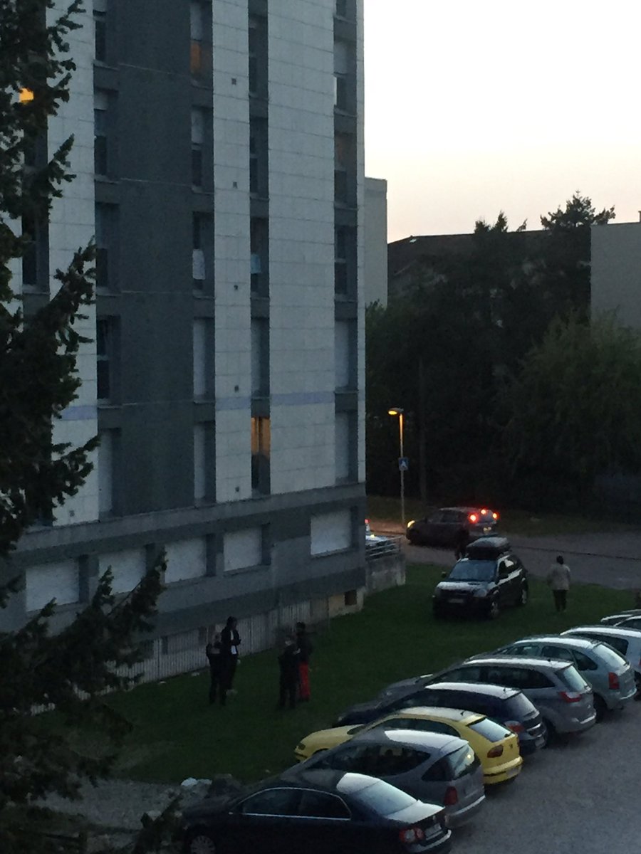 Nadine2c's tweet photo. Grosse opération de gendarmerie à la Tour quartier des Peupliers à #Montluel avec pas moins de 7 véhicules présents sur le quartier. https://t.co/DRIQUgZKPO