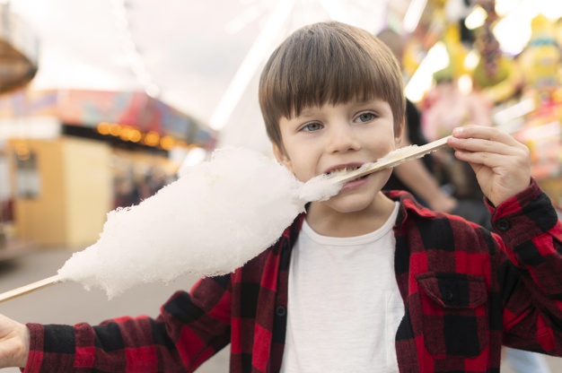 Ем сладкую вату. Сладкая вата. Ем сладкую вату. Сладкая вата фото. Ребенок с сахарной ватой.