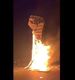 🇱🇧 - Quelques jours après le premier anniversaire des soulèvements révolutionnaires libanais, les partisans de Saad #Hariri ont brulé et saccagé le symbole de la révolution, scandant "La révolution se termine maintenant !".
#Liban #Beyrouth #Tripoli https://t.co/4GzZiQengF