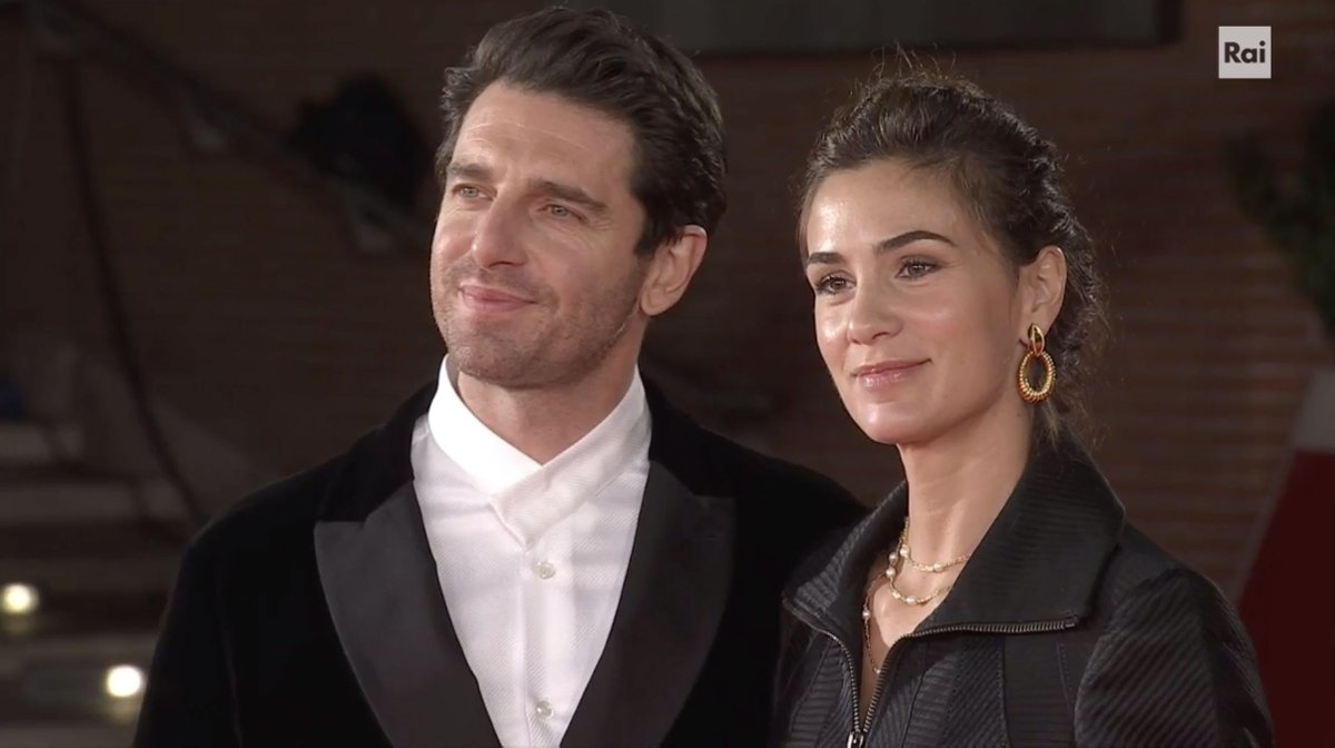 raimovie's tweet photo. #RomaFF15 il #redCarpet di "Maledetta primavera" di Elisa Amoruso con #GiampaoloMorelli #MicaelaRamazzotti #FedericoIelapi #EmmaFasano https://t.co/mJD5EcTF94