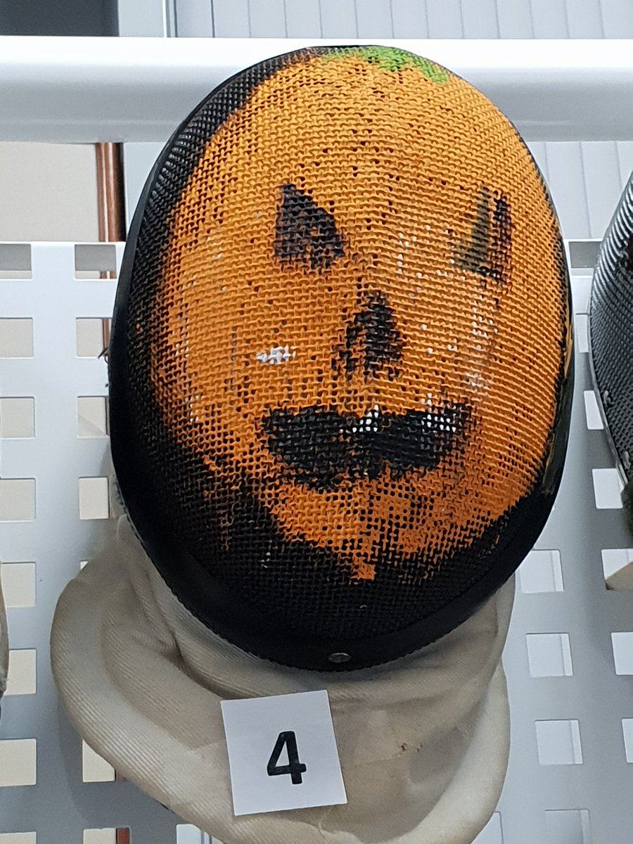 Ya nos han empezado a traer las primeras caretas pintadas para el concurso de Halloween. ¡¡¡Menudos artistazos tenemos en el Club!!! Recordad que son vuestros votos y me gusta los que decidirán el ganador.#laesgrimamola #territorioCEM #somososos #concurso #caretaspintadas