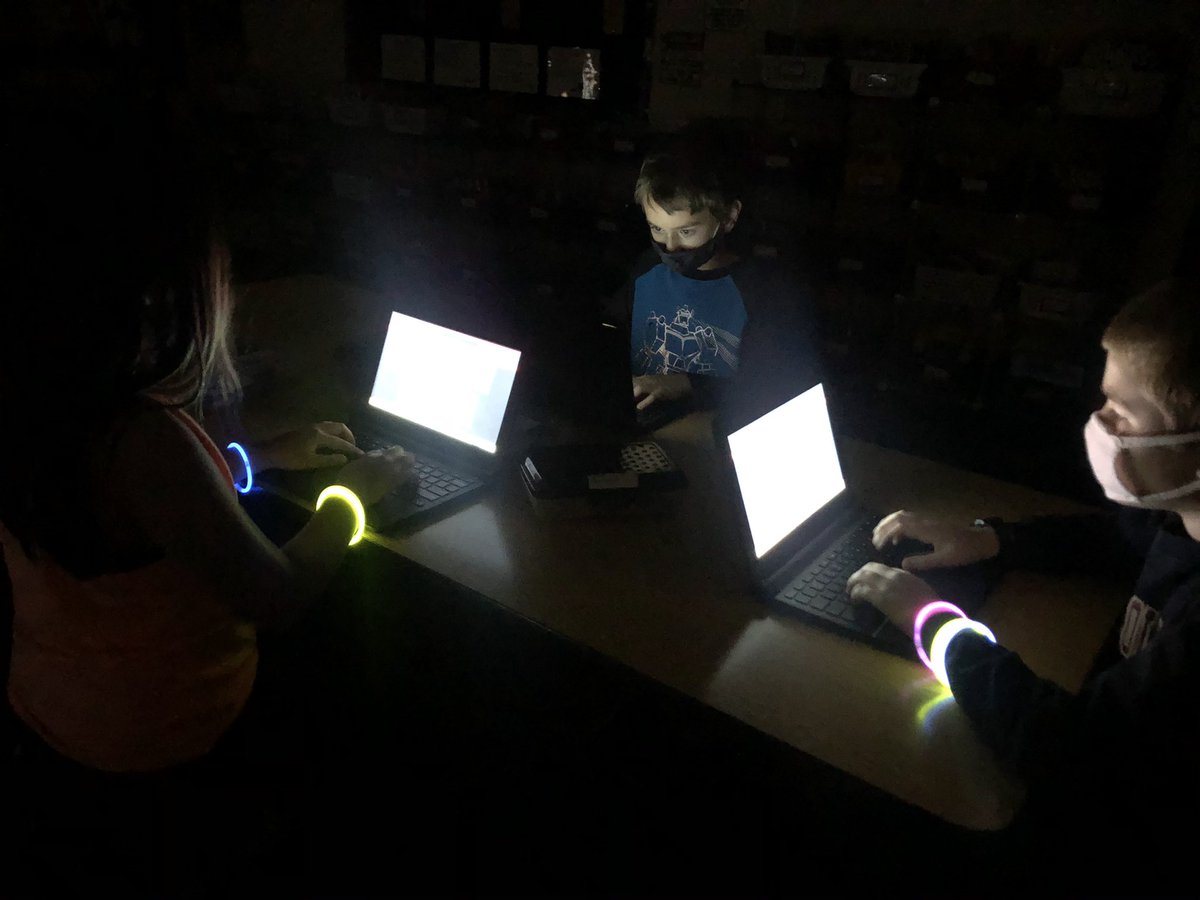 SpiceySpanish's tweet photo. GLOW in the DARK keyboarding!     Having fun learning to type!  @BuchhopsClass @CenturyGF https://t.co/bdINFjmtkC