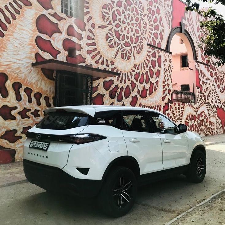 AboveallThugs's tweet photo. Thank you @tushar_bhargava -The artistic background &amp; the Gentle Giant with THUG branding makes this picture absolutely amazing. @RNTata2000
@BosePratap @TataMotors
@TataMotors_Cars #AboveAll #1withmyharrier #delhi #wallpaintings #artistic #suvlovers #harrierclub #THUGIdentity https://t.co/cHwQTfXxtr