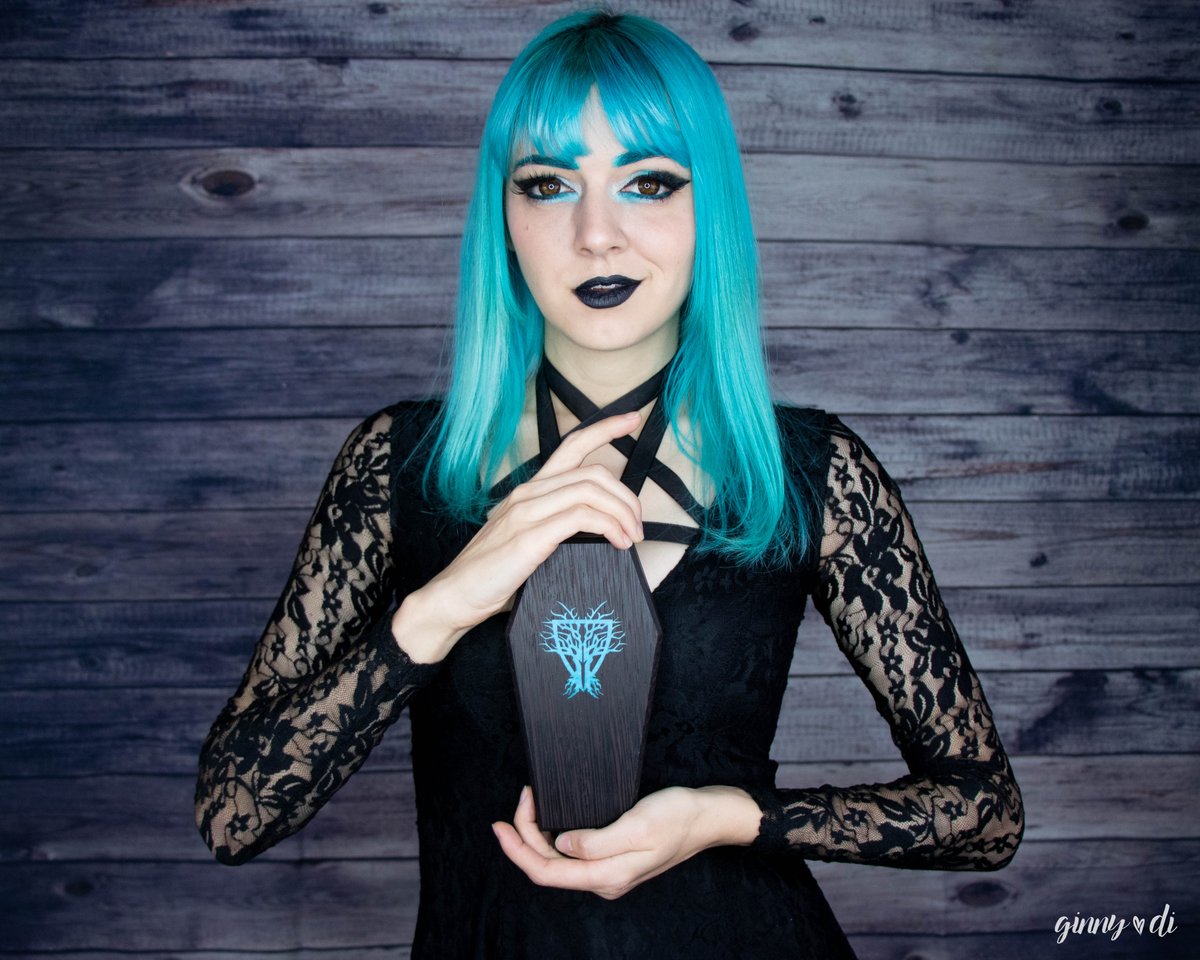 itsginnydi's tweet image. if you admired my coffin dice vault (wenge with turquoise inlay!!) you're gonna loooove the new @WyrmwoodGaming kickstarter 👀

kickstarter.com/projects/wyrmw… (not sponsored, I just love my friends doing amazing work)