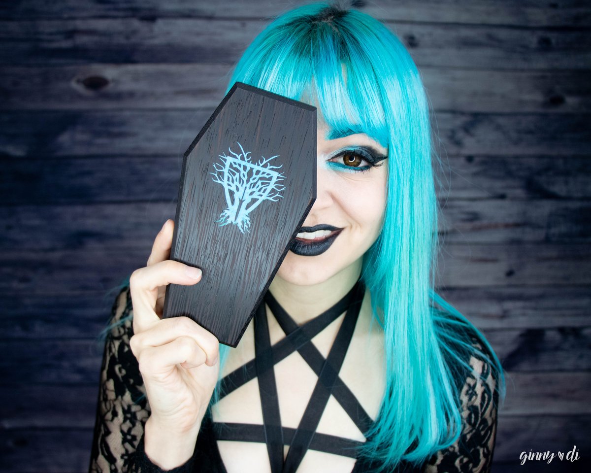 itsginnydi's tweet image. if you admired my coffin dice vault (wenge with turquoise inlay!!) you're gonna loooove the new @WyrmwoodGaming kickstarter 👀

kickstarter.com/projects/wyrmw… (not sponsored, I just love my friends doing amazing work)