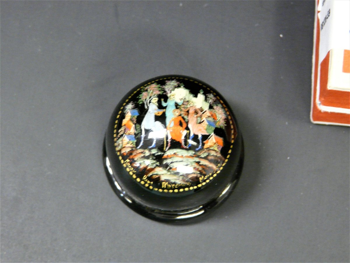 KinmanKatie's tweet image. Palekh Malisheva Russian Lacquer Box with Lid and Original Box, The Picture is a Fairy Tale #lacquerbox #russianbox #fairytalebox #handpaintedbox #russianlacquerbox #miniaturebox #palekhrussianbox #malishevafairytale #lacqueredboxwithlid #linkinbio