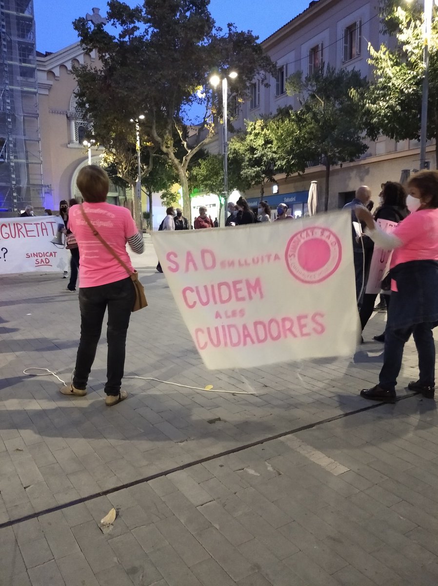 🔴Imatges de la concentració d'avui de les companyes del <a href="/SindicatoSad/">Sindicato S.A.D. de Cuidadoras Profesionales</a> per demanar a l'<a href="/ajsantfeliu/">Ajuntament de Sant Feliu de Llobregat</a> i CLECE seguretat per les treballadores.
Qui cuida les que cuiden?