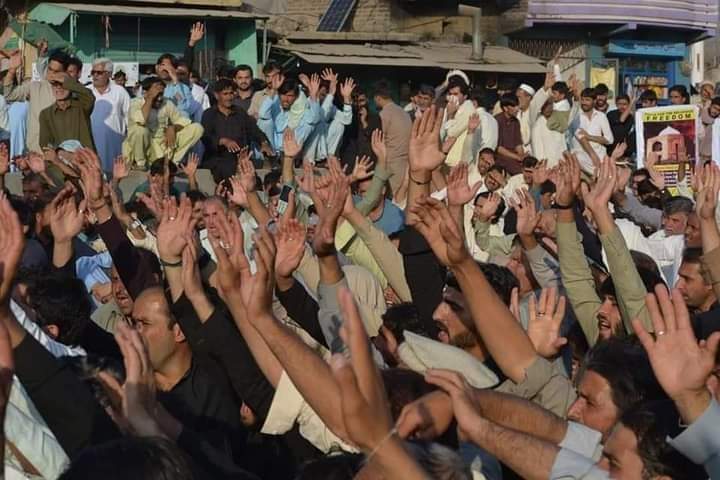 Shahruk08260600's tweet photo. #دھرنا_میاں_چیغہ
آئین پاکستان کے رو سے ہر شہری کو اپنے عقائد کی پاسداری کا حق حاصل ہے. پچھلے 27 دن سے اولیاء کرام کے مزارات بندش کے حوالے سے معتقدین نے دھرنا دیا ہے لیکن حکومت سن نہیں رہی. کیوں؟
#OpenGatesForDevotees
#Orakzai
#AnwarGhagProtest
@Ghag_110 https://t.co/6adqKlYpac