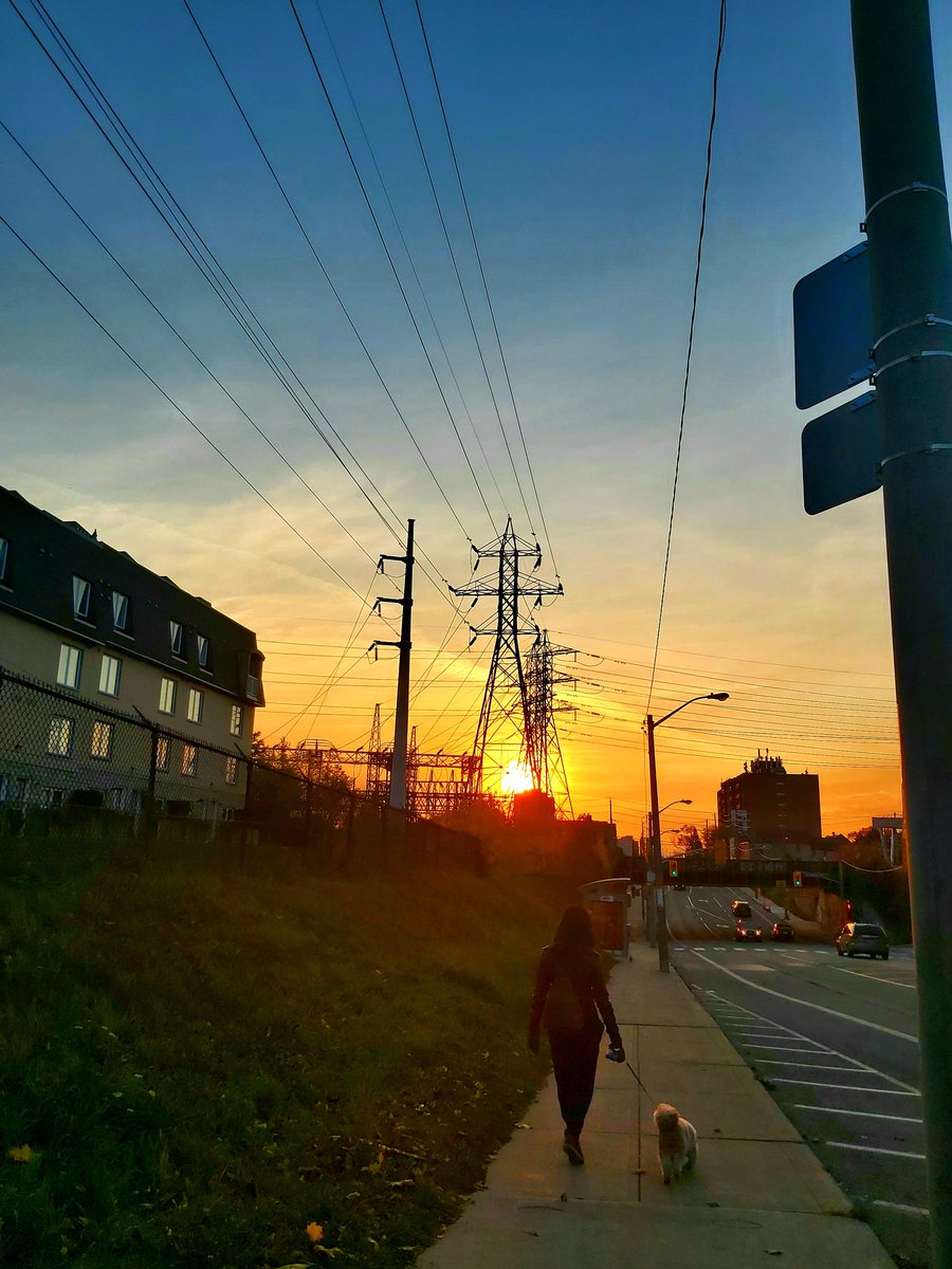 fey_photeine's tweet photo. #junctiontoronto #Toronto #westendtoronto #sunset #sunsetphotography #Landsdown #Davenport #fall #fallsunset https://t.co/ScxxXmFOqV