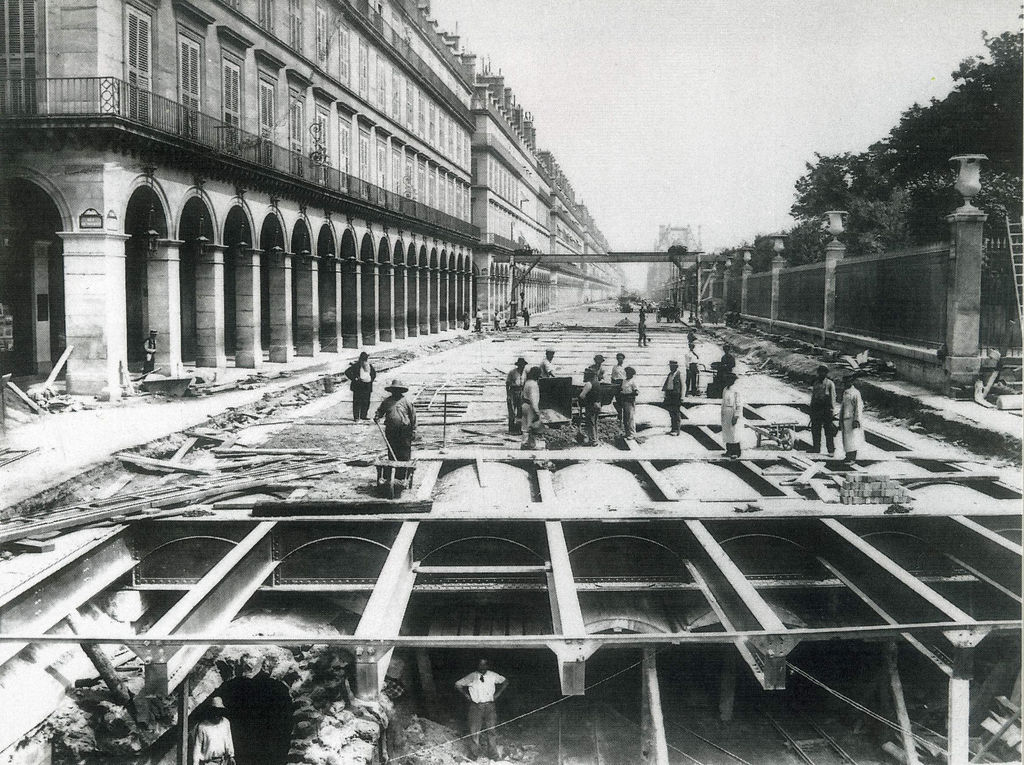 12/ There are not only bad car-related reasons for a grid of larger roads. It's where tramways with reserved ROW were built. It's what made possible to build Paris's extensive métro mostly in C&C. This is what allows some Asian cities to build mostly elevated metros
