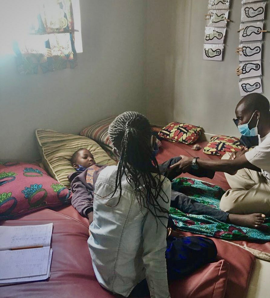 SpecialHopeNtwk's tweet image. Taking some time to ~stretch it out~ at our Kaunda Square CCC! 😉

#stretchforstrength #everychildmatters #childphysiotherapy #specialhopenetwork #parenttraining #parenttrainingzambia #familycare instagr.am/p/CGnzT19HH5W/