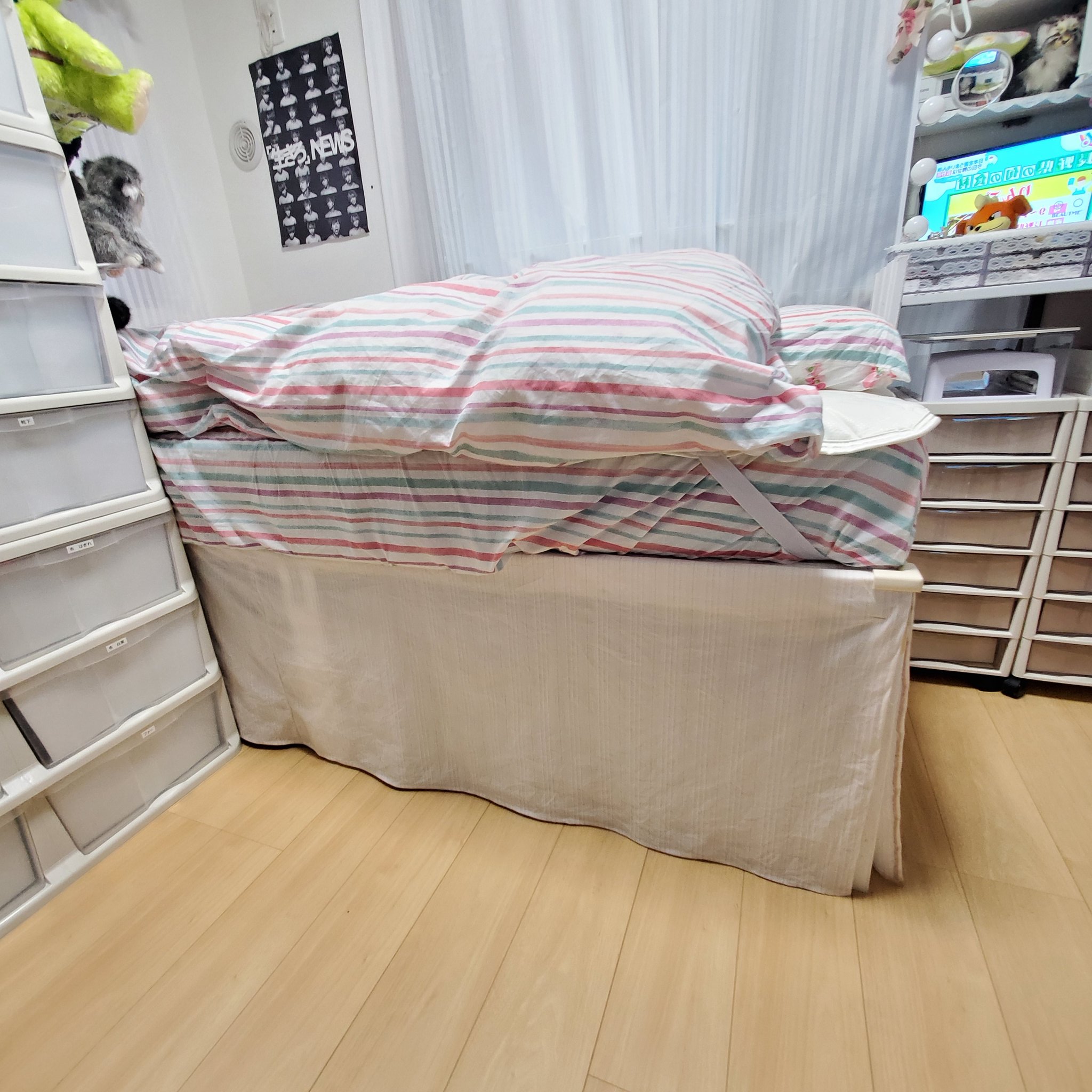 ベル コスプレ衣装1着収納する方法 ベッドの下に衣装収納しています ツーバイフォーでベッドの高さを上げています クラフトボックスを3つ繋げて 下にキャスターを付けてジッパーファイルに入れた衣装を収納 キャスターが付いているので奥の