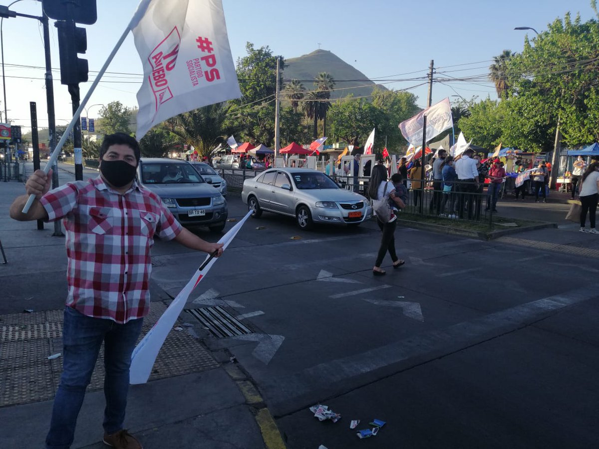 RAprueba's tweet photo. Estuvimos en Plaza de #Renca y en Av. Brasil con Vicuña Mackenna. Agradecemos la alegría de todas/os.
Mañana a las 17:30 hrs en calle los tilos al costado del Parque Las Palmeras les esperamos para la Caravana vehicular de cierre de campaña #RencAprueba #ConvenciónConstitucional https://t.co/GjG7K8wxsX