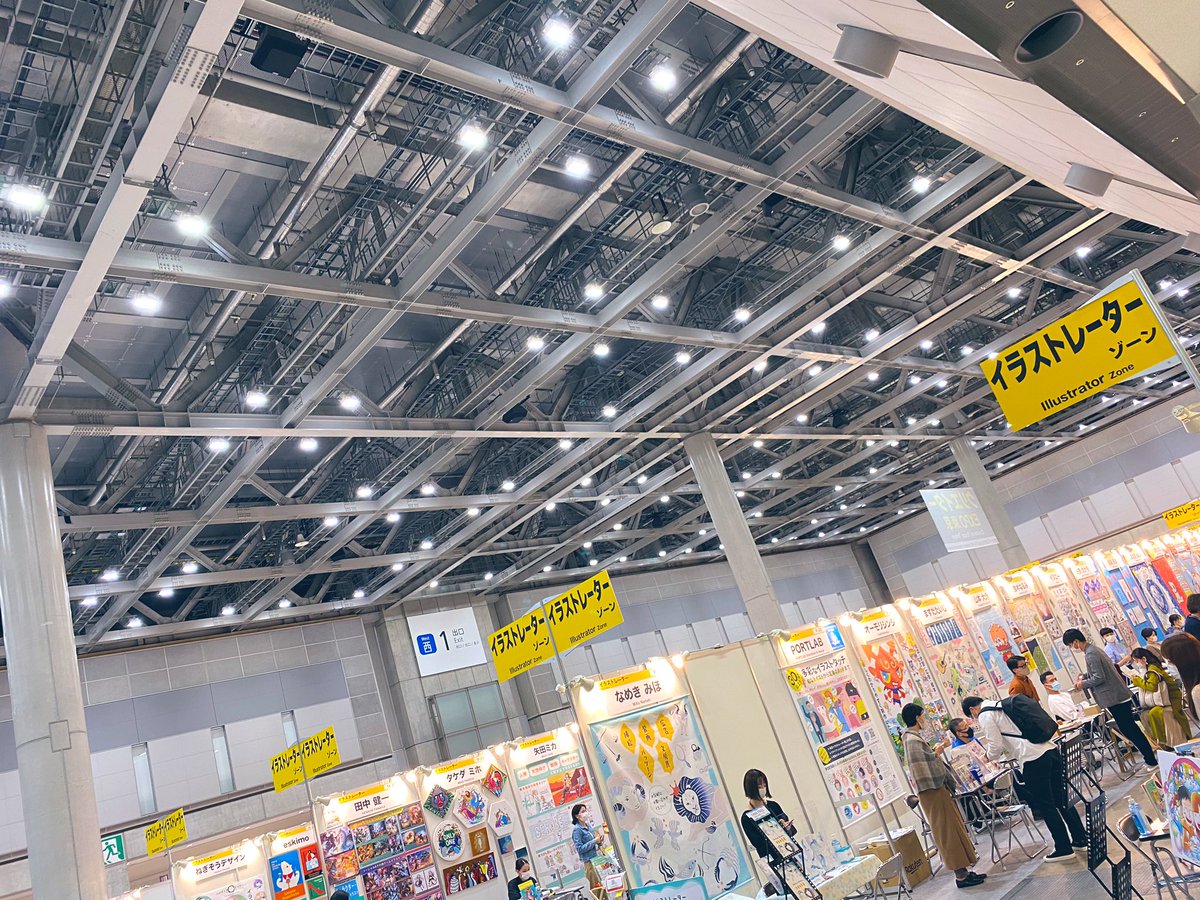 初日風景。ブースが奥だったから、訪問者ぬ皆さんが、たどり着くまでに名刺を切らされている方多く、名刺を写メらせていただくパターンが多かった。イラストレーターゾーンを隅においやるのはいかがなものか。 #イラストレーター #絵描き #artworks https://t.co/3ZNJpTTQjb