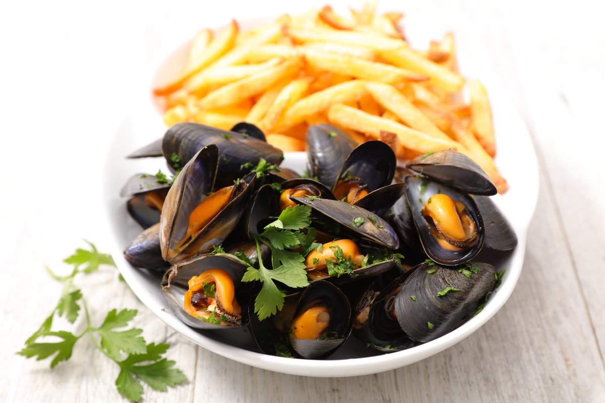 Delicious BC Mussels with hand-cut Kennebec French fries paired w/ @TinhornCreek wines Nov 25-29. Up to 6 of your invited guests per table, reservations required 250-498-3742 or Open Table: bit.ly/2J08IJt to reserve #musselsandfries #oceanwise #winerydining