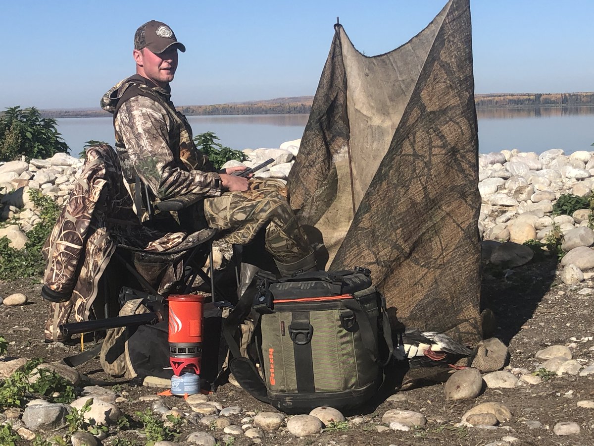 OutdoorBailey's tweet photo. Nothing like a hot tea and a sandwich when you're hunting diving ducks on a cool autumn day. My Grizzly Cooler Drifter 20 carries all the goodies I need. @GrizzlyCoolers #GrizzlyCoolers https://t.co/qPTdpAMGD6