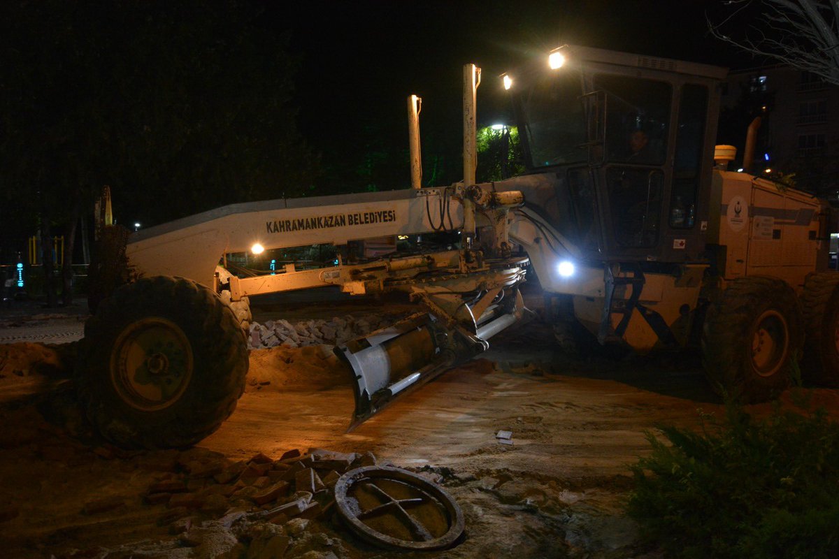 GAZİ MUSTAFA KEMAL CADDEMİZİ YENİLİYORUZ👏

İlçemizin ana arterlerinden Gazi Mustafa Kemal Caddesi’ndeki mevcut kilitli parke taşlarını kaldırarak, caddemizi öz kaynaklarımızla sereceğimiz sıcak asfaltla buluşturmak için kolları sıvadık. 🚧👷🏽

#Kahramankazan'ımıza Hayırlı Olsun♥️