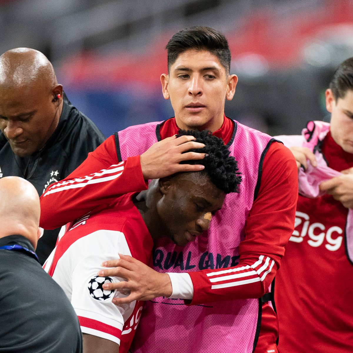 One team. 🤍

#UCL #ajaliv