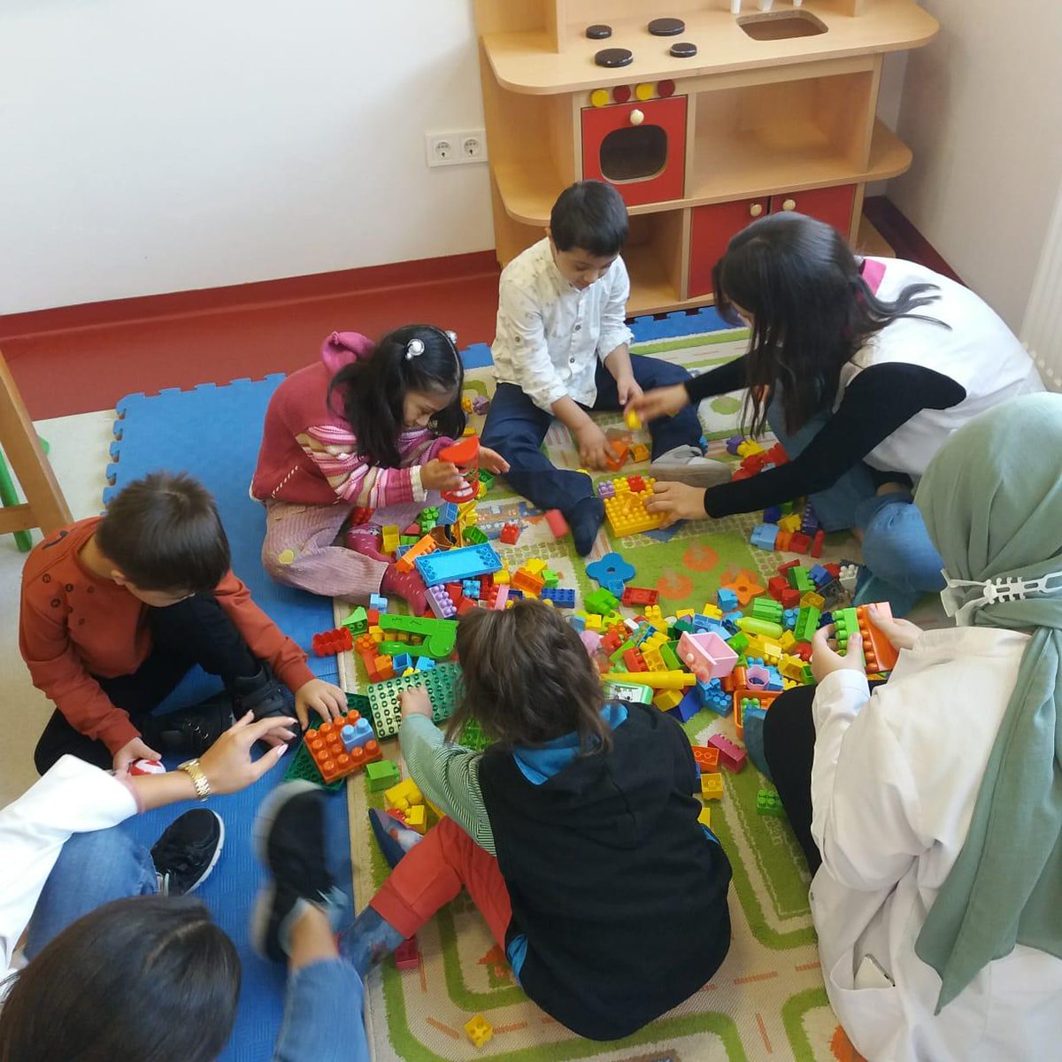 Gulcin_Kcsrc's tweet photo. Gölcük Yaşama Sevinci Özel Eğitim Uygulama Okulu Ana Sınıfımızda çocuklarımızın bilişsel ve motor becerilerini desteklemek amacıyla logolarla serbest yapı-insa oyunları oynadık ve renklerini inceledik 🎈🔺️🔶️🔷️😍 @yasamasevincio1 @mem_ilce @kocder41 @ziyaselcuk @tcmeb https://t.co/NkW0ckmN6p