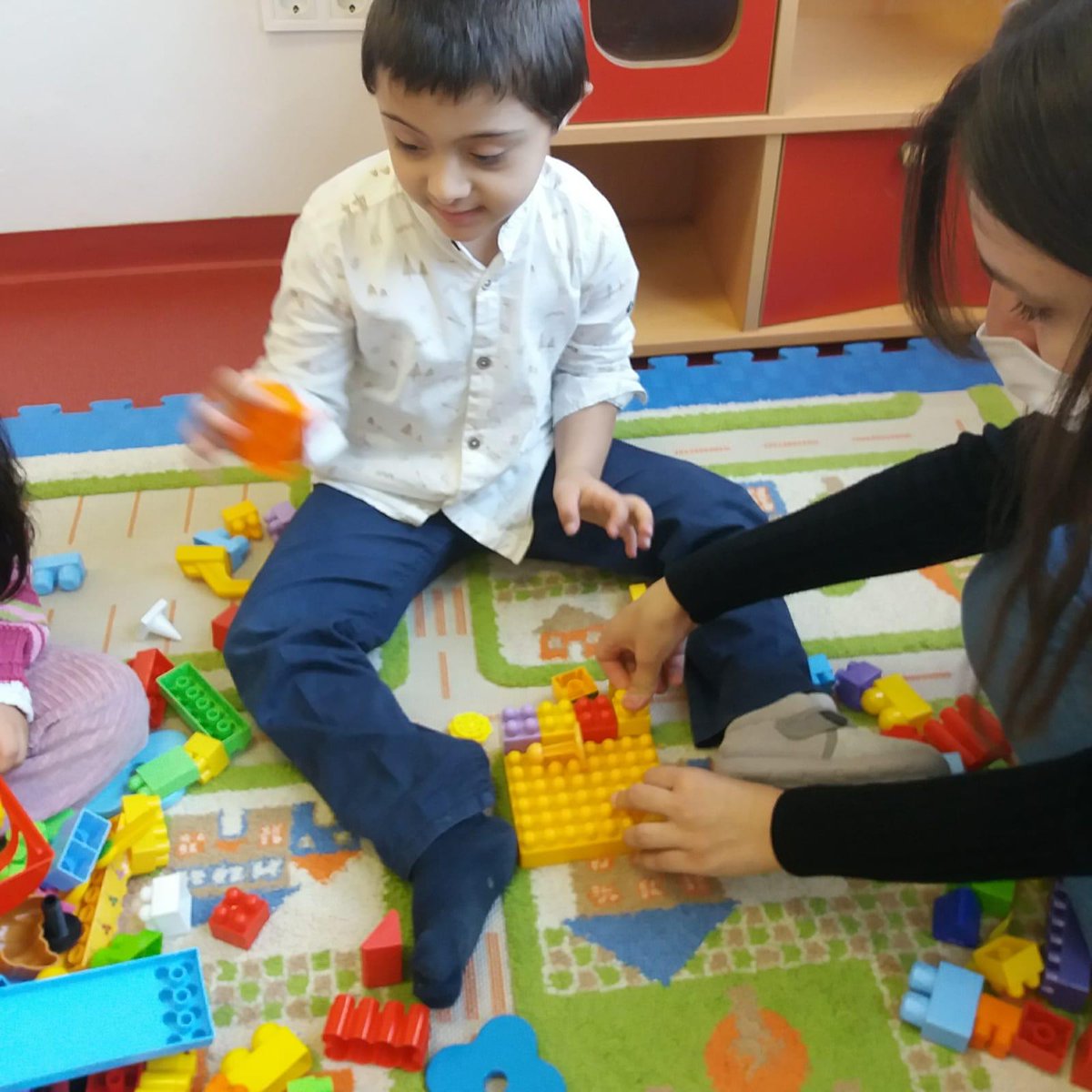 Gulcin_Kcsrc's tweet photo. Gölcük Yaşama Sevinci Özel Eğitim Uygulama Okulu Ana Sınıfımızda çocuklarımızın bilişsel ve motor becerilerini desteklemek amacıyla logolarla serbest yapı-insa oyunları oynadık ve renklerini inceledik 🎈🔺️🔶️🔷️😍 @yasamasevincio1 @mem_ilce @kocder41 @ziyaselcuk @tcmeb https://t.co/NkW0ckmN6p
