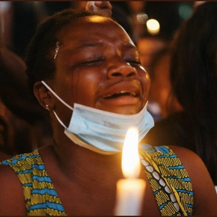 Newedgemedia01's tweet photo. Sigh... This is not fair. People are dying.. This is not fair. @jidesanwoolu Your family are safe and sound while innocent youths are being killed. Posterity will judge you sir. The blood is too much. WHAT IS OUR CRIME??😩😭😭😭 https://t.co/PoO29SaTTq