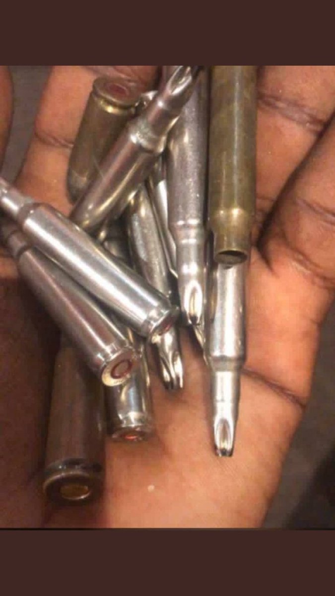 Newedgemedia01's tweet photo. Sigh... This is not fair. People are dying.. This is not fair. @jidesanwoolu Your family are safe and sound while innocent youths are being killed. Posterity will judge you sir. The blood is too much. WHAT IS OUR CRIME??😩😭😭😭 https://t.co/PoO29SaTTq