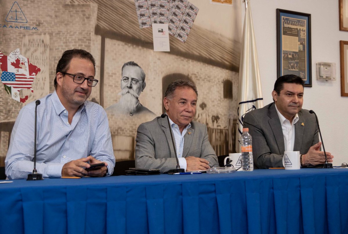 CAAAREM's tweet image. Encabezada por el presidente @AAArturoReyes acompañado por los miembros del CEN @ignaquiz, @LuisErnesto3781 e Irma Pastrana, con casi 2,000 espectadores se realizó la sesión #DigitalMeeting con el tema “NOMs: Lo que debes de saber”.