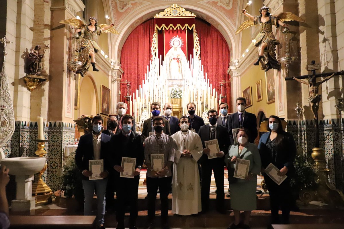 Felicitamos al grupo de hermanos que hoy han recibido el diploma que acredita sus bodas de plata en nuestra Hermandad.
Que sean muchos más años de amor y fidelidad a nuestros Sagrados Titulares. https://t.co/QFXPZYoKkm