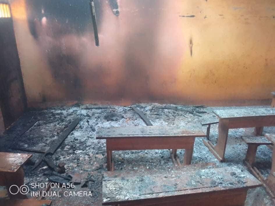 ReginaSondoM's tweet photo. #Cameroon/Anglophone Crisis 

Non-state armed actors allegedly torched GS Kakar in Ndu, Donga-Mantung Division, North West Region of Cameroon last night and fired shots. 

A Picture below of pupils who braved the attack and showed up at their campus today morning to learn. https://t.co/djudJEo16a