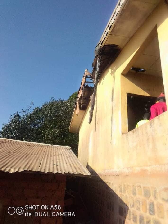 ReginaSondoM's tweet photo. #Cameroon/Anglophone Crisis 

Non-state armed actors allegedly torched GS Kakar in Ndu, Donga-Mantung Division, North West Region of Cameroon last night and fired shots. 

A Picture below of pupils who braved the attack and showed up at their campus today morning to learn. https://t.co/djudJEo16a