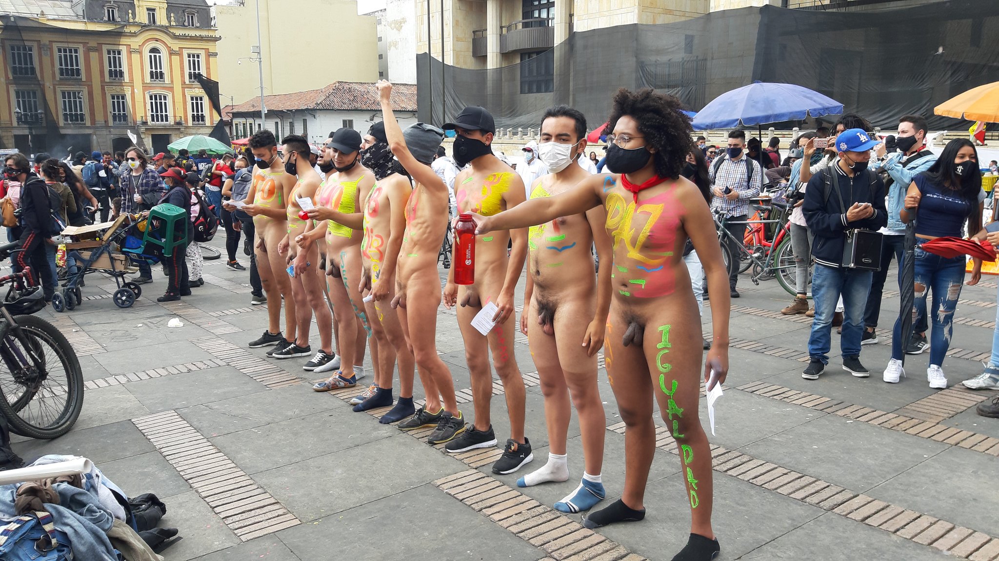 La Silla Vacía on X: #Parolsv21O: Un grupo de hombres reivindican el  desnudo como forma de protesta. t.co04SIs68l7E  X