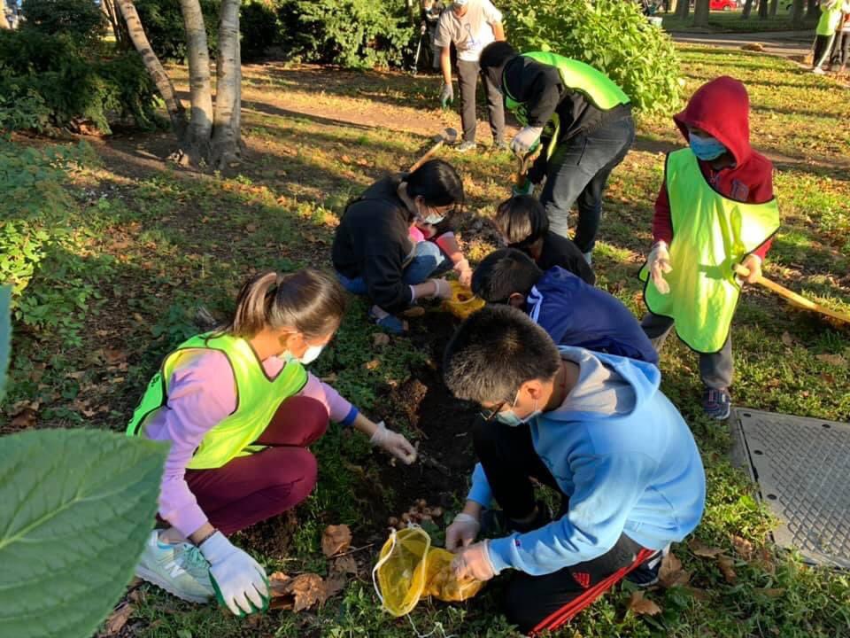 Pcr Nyc It Was So Nice To See Families Coming Out Together To Engage The Activity Together Wearepfp Pitchin4parks Parent Child Relationship Association Planting Bulbs Today During A Fall It S My