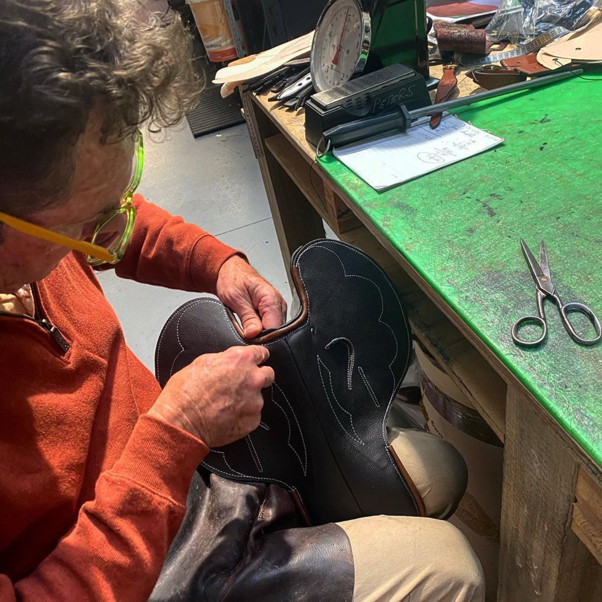 Designing a new prototype race saddle in Australian Kangaroo leather. We are working with an Australian company on a range of colours which are a by product of their meat production. Tanned in Australia, made in Australia 🇦🇺 #limitededition 💪🏼