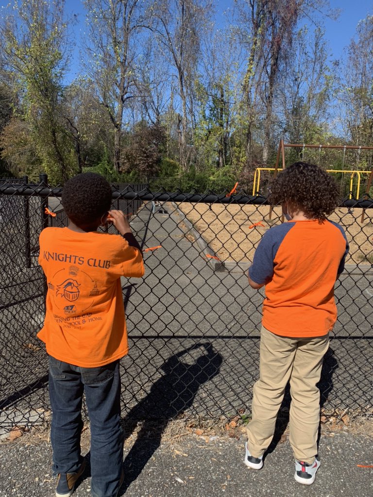 Bass_Counselor's tweet photo. Happy Unity Day! Today we read “The Recess Queen” and tied orange ribbons around our playground fence to decorate it with symbols of kindness and friendship 🧡 https://t.co/lut83f6nt2