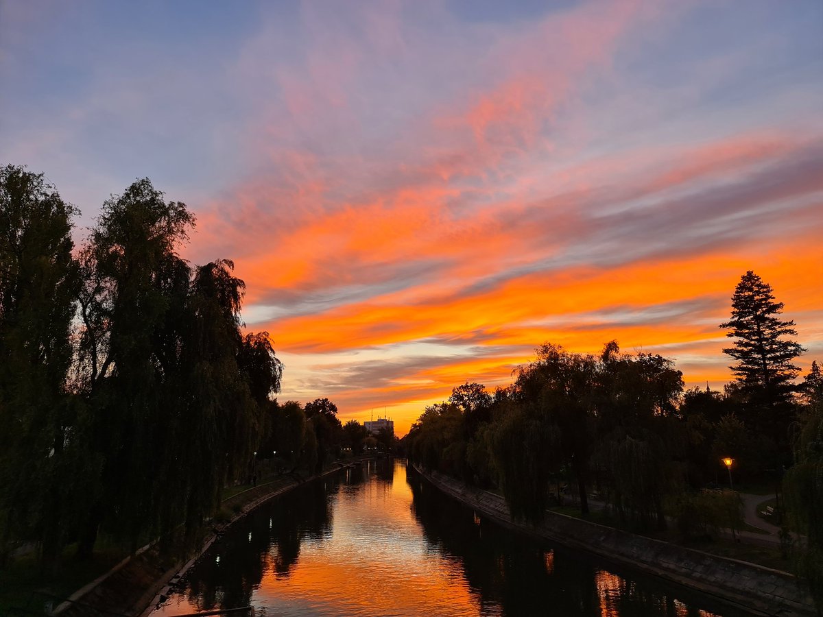 scritian2's tweet photo. #sunset #river #clouds #landscape #photography #photo #citylife #colors_of_autumn #autumnvibes #autumncolors https://t.co/YZkLozrLYu