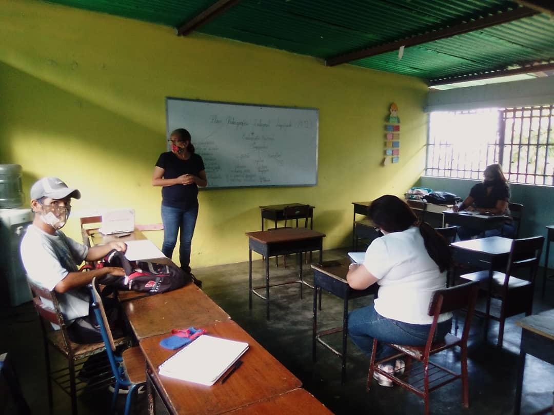 la_raqueli's tweet photo. #CadaFamiliaUnaEscuela.@charlychaves desde el circuito 200301005 municipio ayacucho acompañando en los PAP de todas nuestras instituciones.@supervisionZET1.@ZonaEducTachira @CLIFPMAYACUCHO.@Crazet2011.@MPPEDUCACION.@psuvaristobulo.@ChaconThais.@luideyrimi9.@SupIntercirZN1 https://t.co/fTJBnLYt41