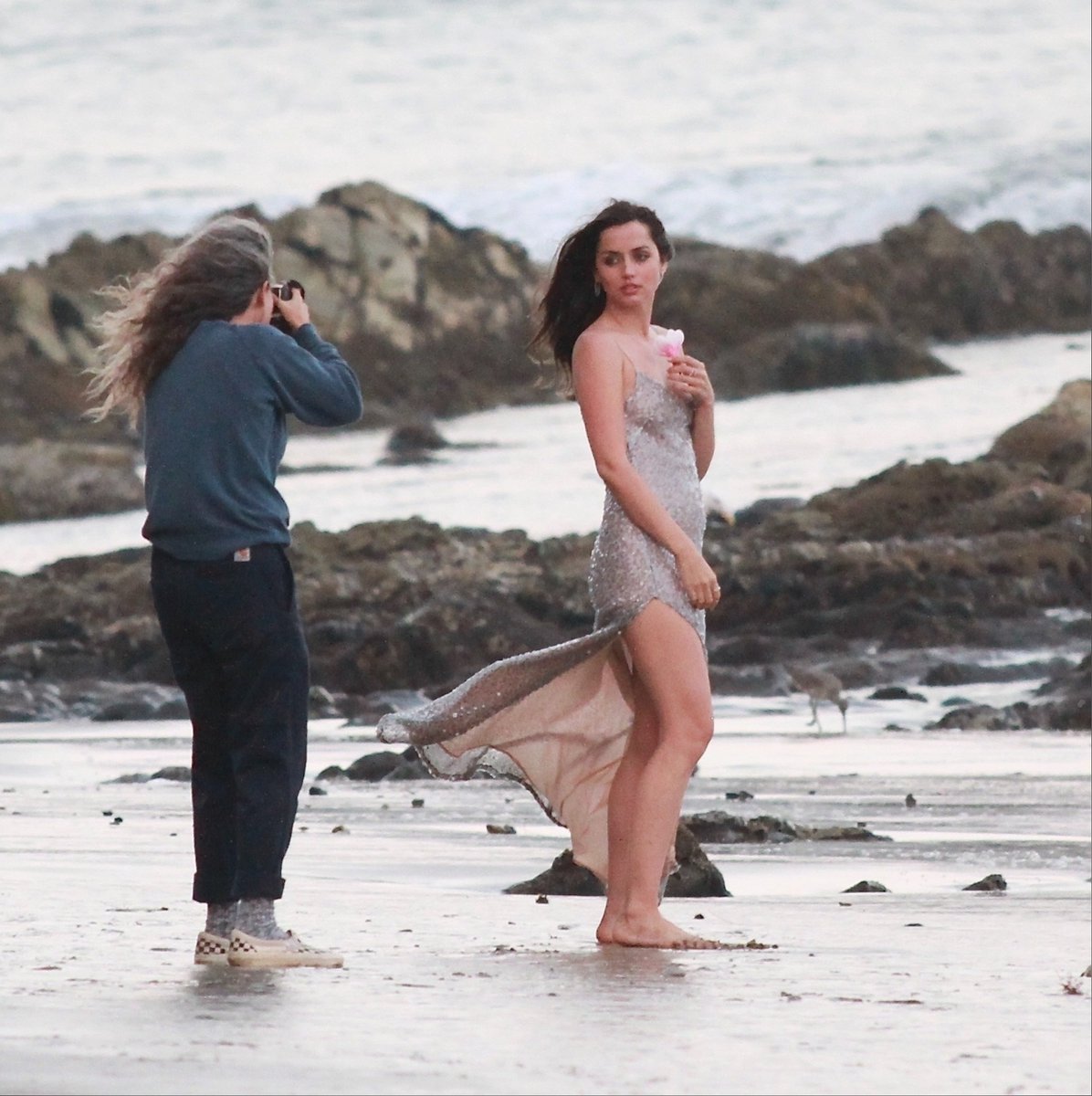 missdearmas's tweet photo. Ana in a new shoot for a perfume ad in Malibu @Ana_d_Armas https://t.co/ZMilffa5sE
