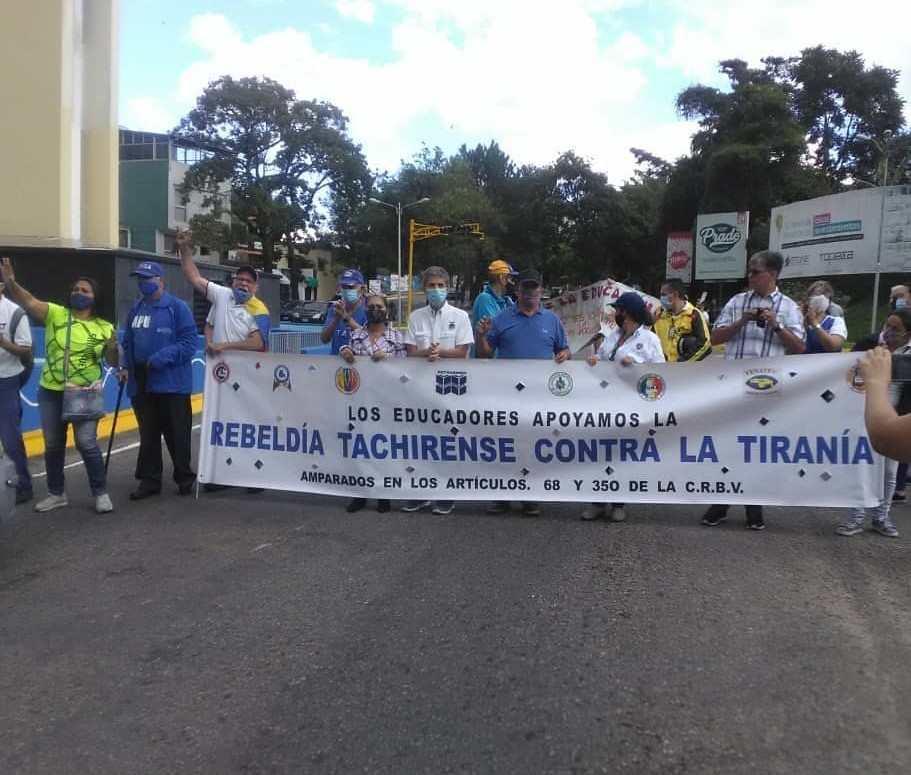 movinotinto's tweet photo. #MVInforma || En la avenida 19 de Abril, Obelisco de Los Italianos, se realizó la protesta pacífica de los representantes de la educación en San Cristóbal, estado Táchira. Uniéndose así a la exigencia nacional del gremio docente por sueldos dignos #21OctLaClaseEsEnLaCalle #21Oct https://t.co/DSn73y8F97