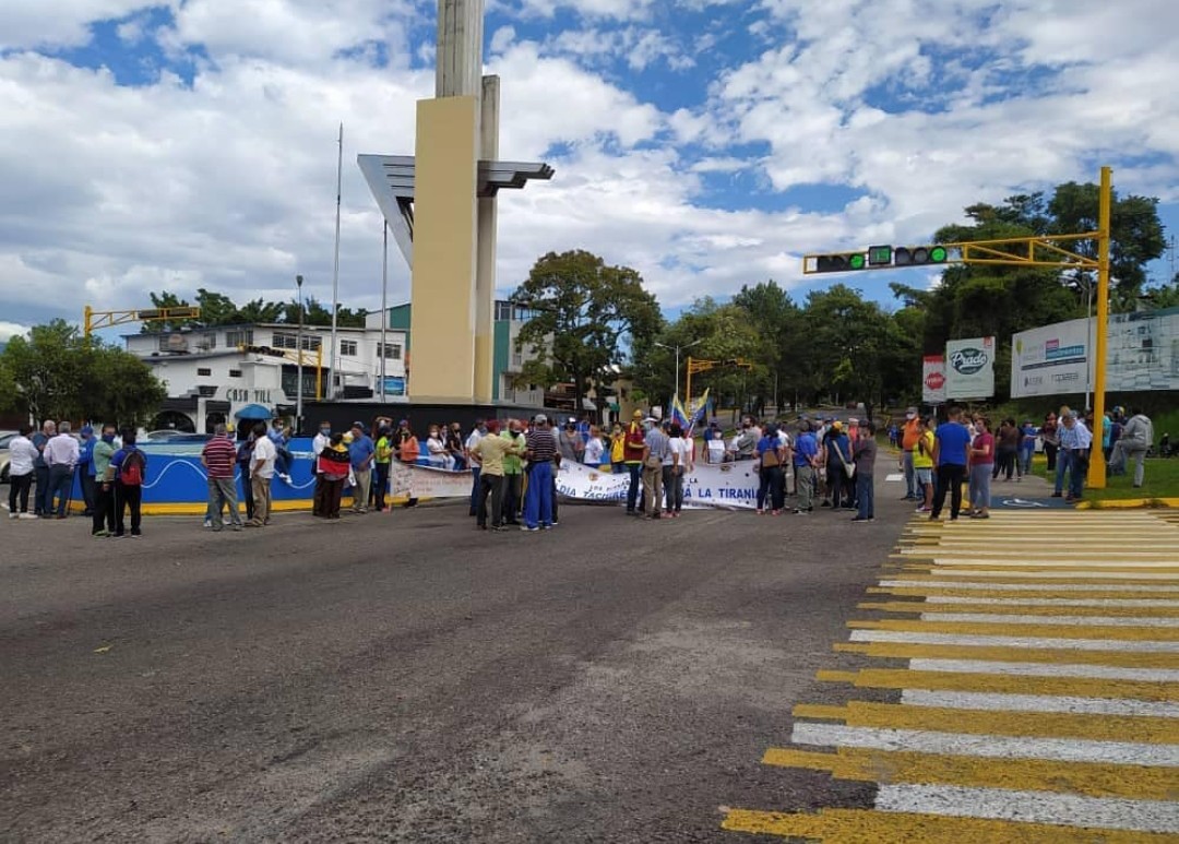 movinotinto's tweet photo. #MVInforma || En la avenida 19 de Abril, Obelisco de Los Italianos, se realizó la protesta pacífica de los representantes de la educación en San Cristóbal, estado Táchira. Uniéndose así a la exigencia nacional del gremio docente por sueldos dignos #21OctLaClaseEsEnLaCalle #21Oct https://t.co/DSn73y8F97