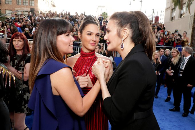 Wonder Woman 3 Is Officially Happening with Gal Gadot, Lynda Carter &  Director Patty Jenkins