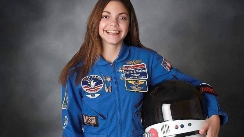 Meet Alyssa Carson. She‘s just 18 &amp; has already started her training to be the 1st person on Mars in 2033. She's the youngest person to graduate from @A_Space_Academy &amp; the only person in the world to complete every <a href="/NASA/">NASA</a> space camp. Let's celebrate incredible women like her! 👏🏻