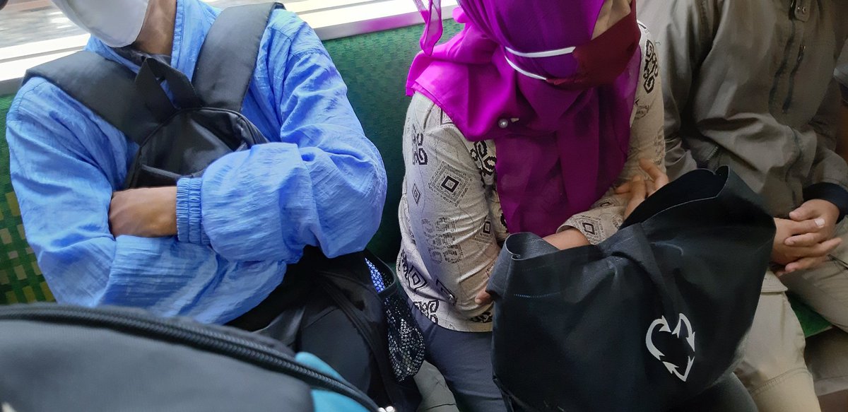 siarca's tweet photo. @CommuterLine tolong lebih di jaga. Ko bisa gini? Krl tujuan tanah abang jam 6.40 dari stasiun sudimara https://t.co/frwl3iYEXc