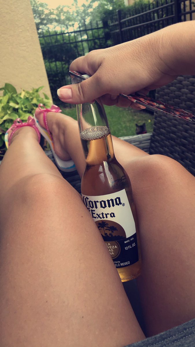 LMXO2020's tweet photo. Its 5 O’clock some where!🍻 Come Visit me at OnlyFans https://t.co/XsetniSS9K
 #Flipflops #Coronatime #footfetish #footfetishnation #footfetishcommunity #prettyfeet #feetporn  #footmodel #feetworship #footporn #feetlovers #feetpics #barefeet  #feetfetish #footgoddess #cutefeet https://t.co/PDQ46TsxtB