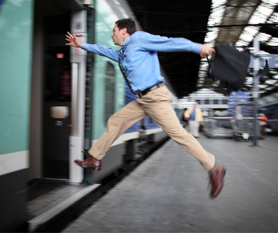 Мальчик бежит. Девочка бежит. Джек воробей убегает. Беги форест беги мем. Парень убегает.